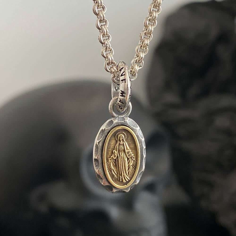 Collar vintage de plata de ley 925 con dijes de María y cruz: emblema de fe y devoción