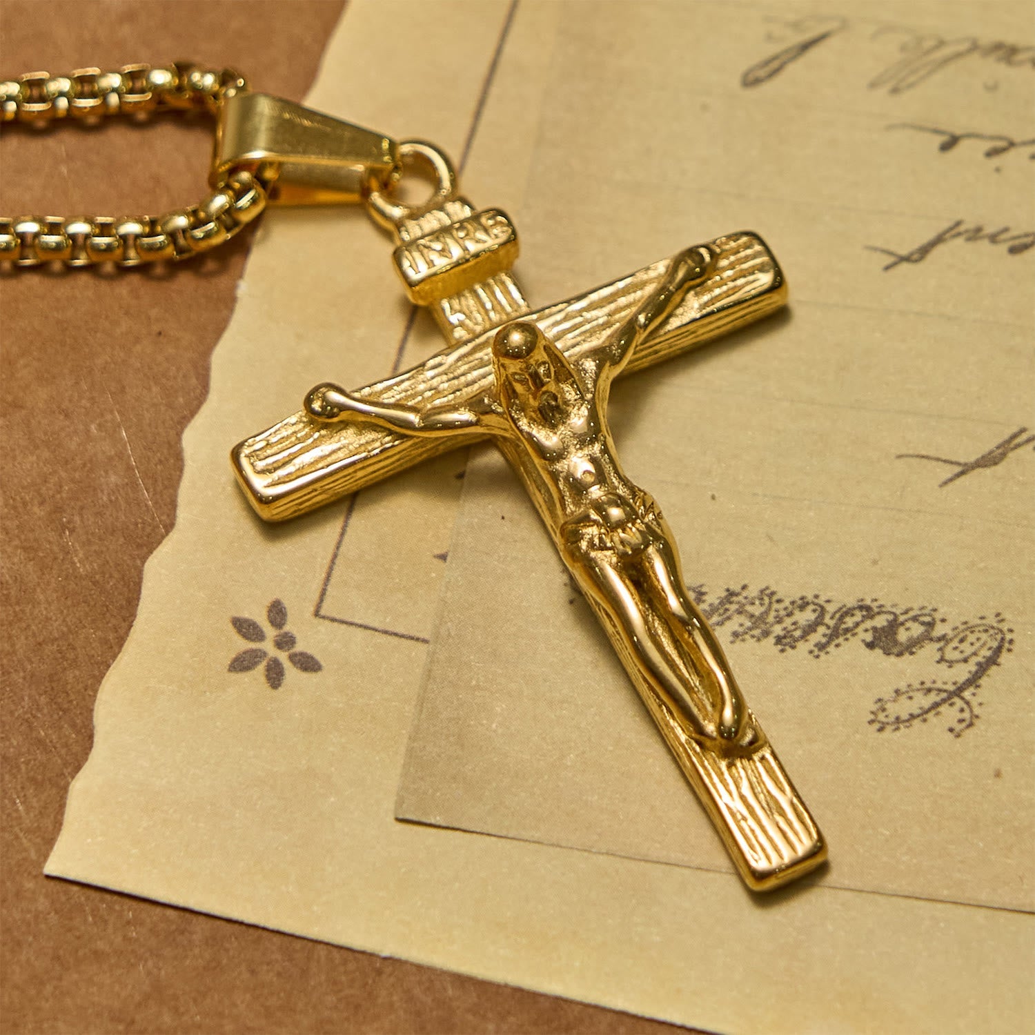 Collar con colgante de crucifijo de 3 colores: Amuleto divino de fe