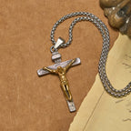 Collar con colgante de crucifijo de 3 colores: Amuleto divino de fe