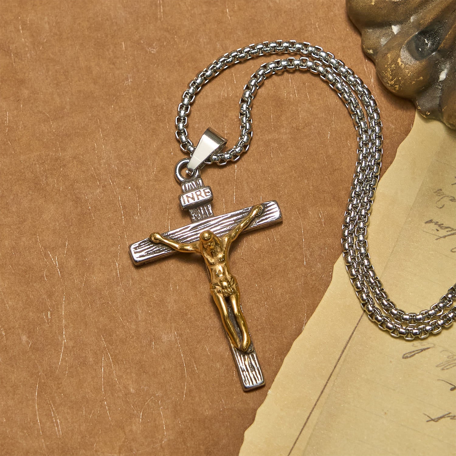 Collar con colgante de crucifijo de 3 colores: Amuleto divino de fe