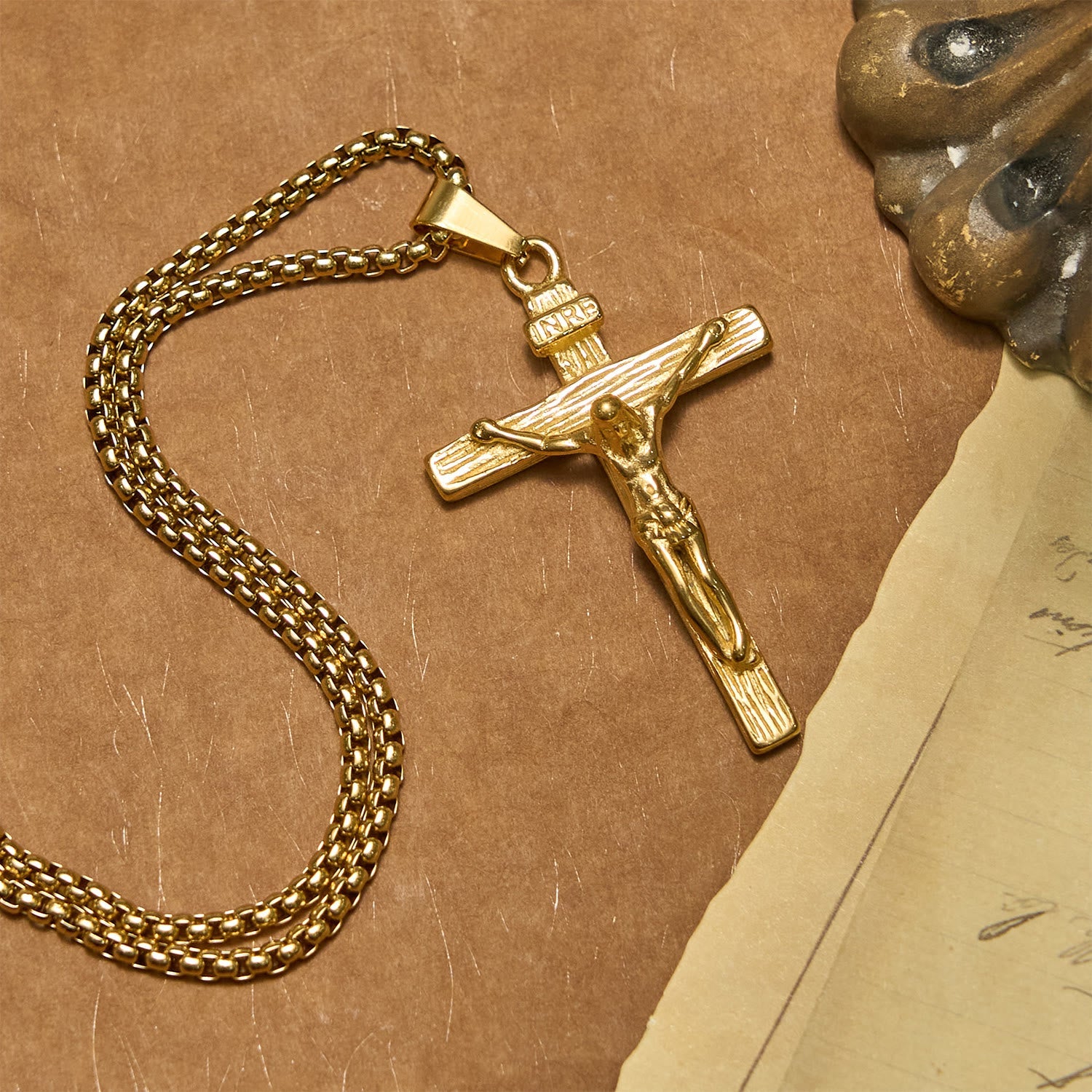 Collar con colgante de crucifijo de 3 colores: Amuleto divino de fe