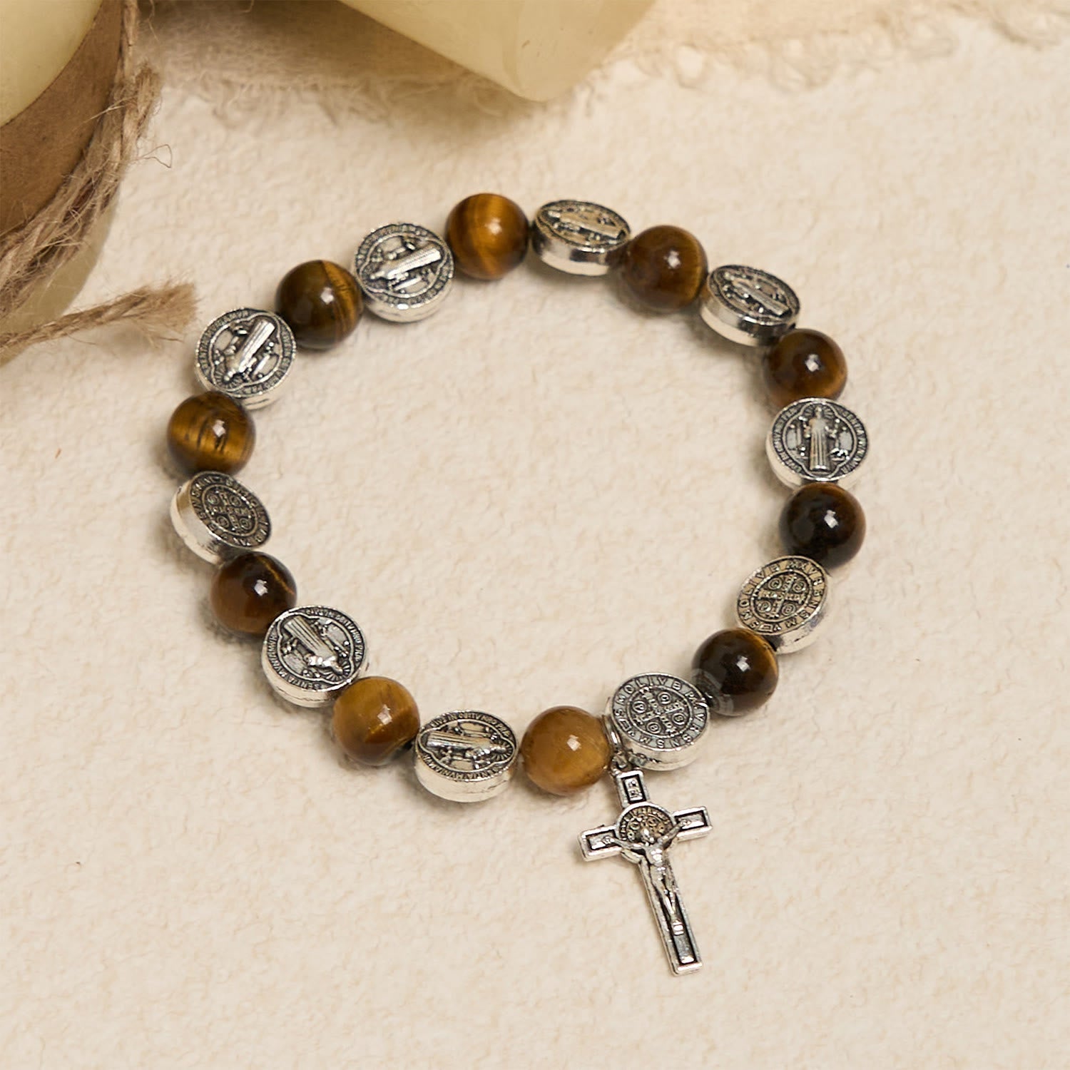 Pulsera Ojo de Tigre con Símbolo de San Benito: Una Fusión de Fe y Belleza