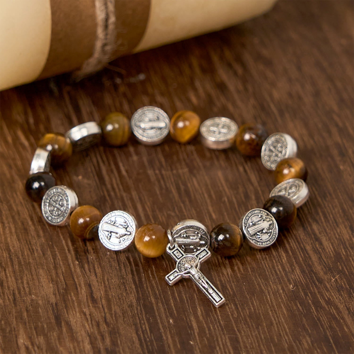 Pulsera Ojo de Tigre con Símbolo de San Benito: Una Fusión de Fe y Belleza