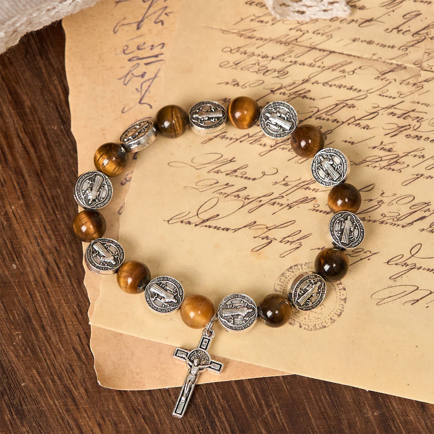 Pulsera Ojo de Tigre con Símbolo de San Benito: Una Fusión de Fe y Belleza