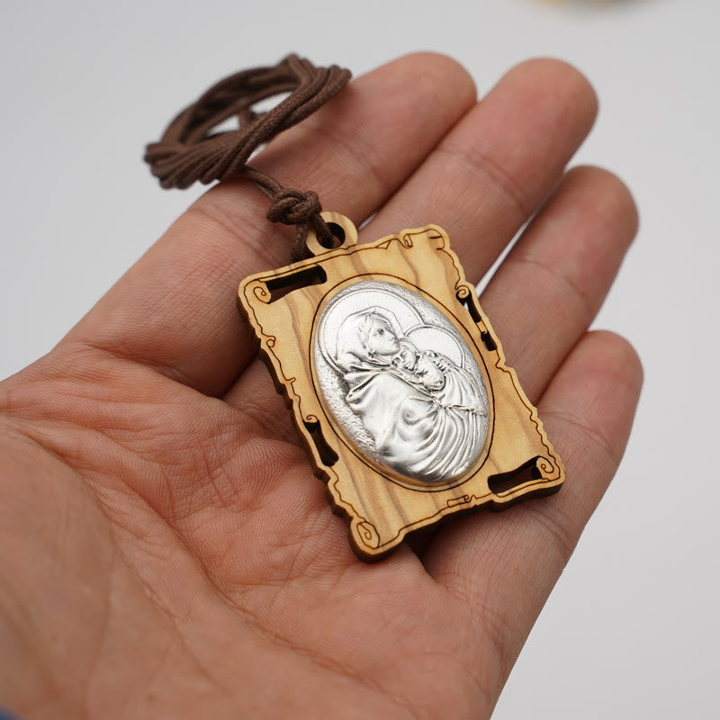 Collar con Colgante de la Virgen María en Madera de Olivo y Metal: Una Reliquia Devocional Atemporal