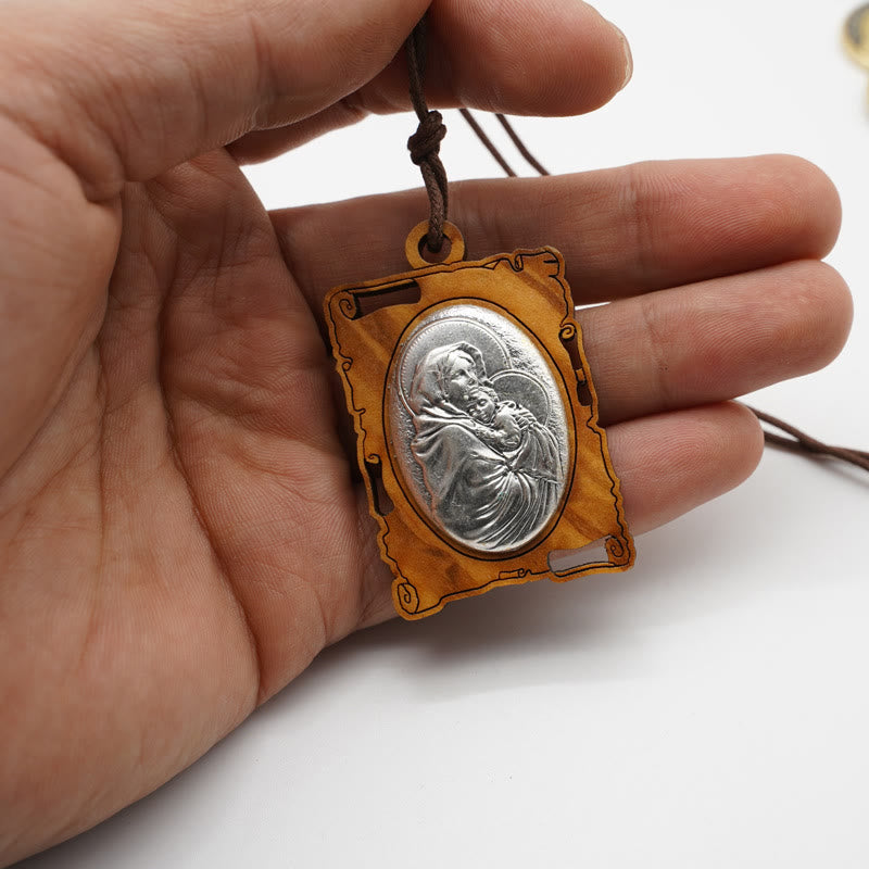 Collar con Colgante de la Virgen María en Madera de Olivo y Metal: Una Reliquia Devocional Atemporal