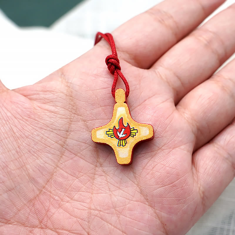 Collar con colgante de cruz de madera del Espíritu Santo y medalla esmaltada en rojo