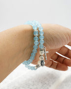 Pulsera Minimalista con Cuentas Azul Claro de 6 mm, Medalla Milagrosa y Crucifijo: Un Símbolo de Fe