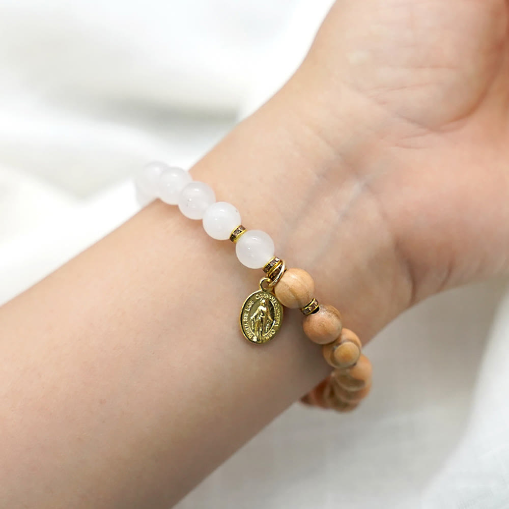 Pulseras de cuentas de ágata roja y calcedonia blanca con colgante de Nuestra Señora: Una muestra de devoción