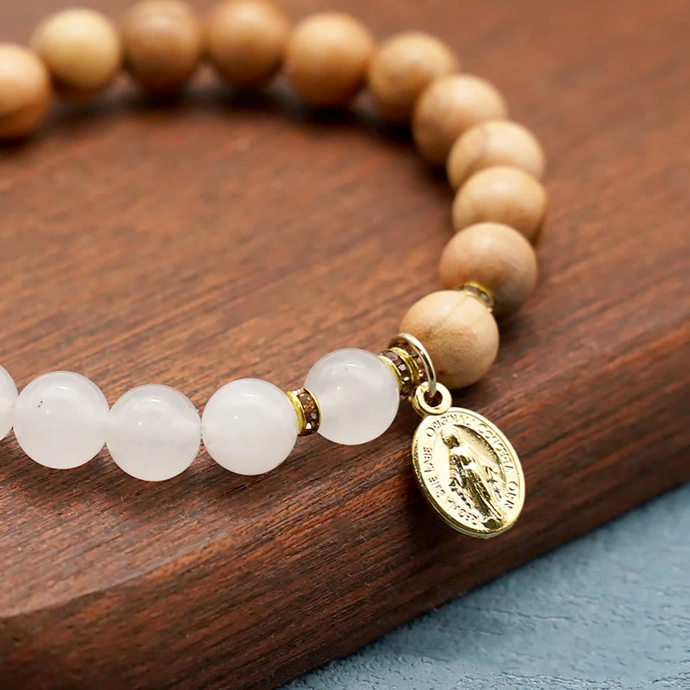 Pulseras de cuentas de ágata roja y calcedonia blanca con colgante de Nuestra Señora: Una muestra de devoción