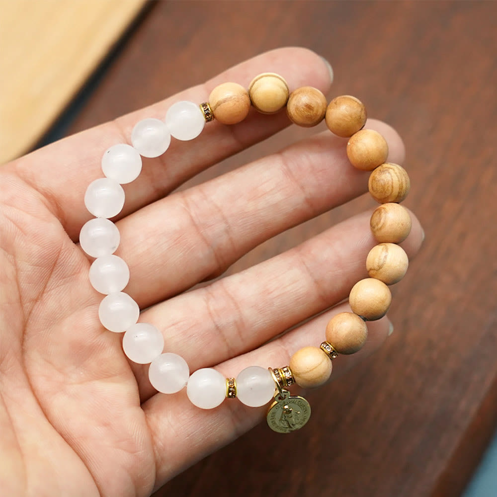 Pulseras de cuentas de ágata roja y calcedonia blanca con colgante de Nuestra Señora: Una muestra de devoción