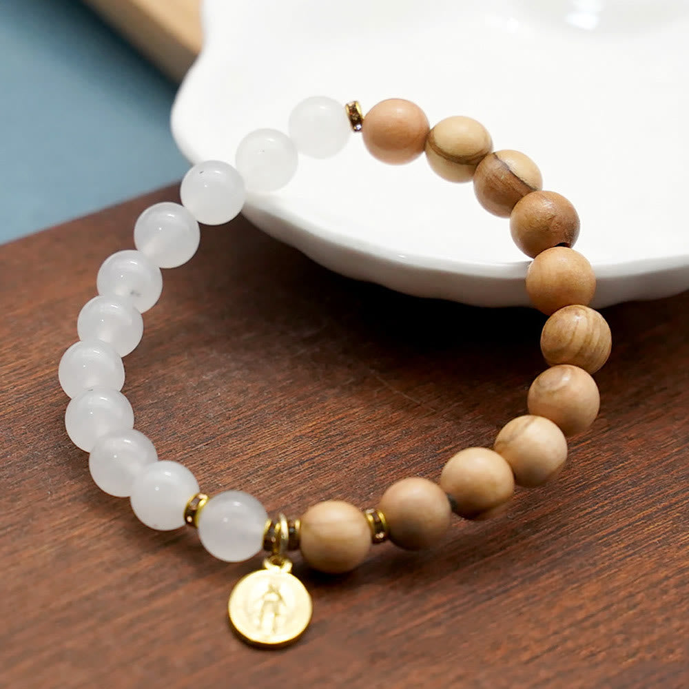 Pulseras de cuentas de ágata roja y calcedonia blanca con colgante de Nuestra Señora: Una muestra de devoción