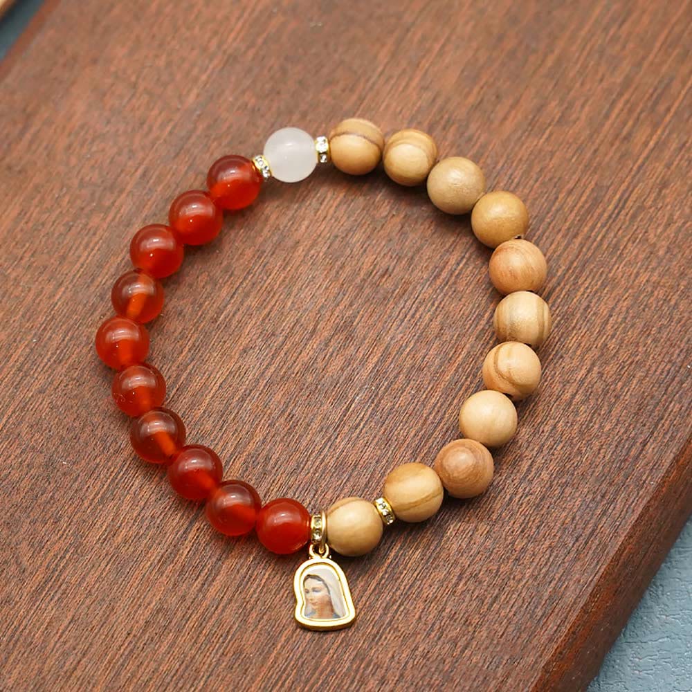 Pulseras de cuentas de ágata roja y calcedonia blanca con colgante de Nuestra Señora: Una muestra de devoción