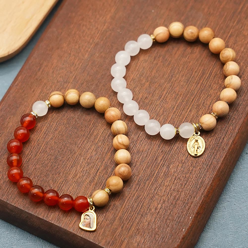 Pulseras de cuentas de ágata roja y calcedonia blanca con colgante de Nuestra Señora: Una muestra de devoción