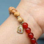 Pulseras de cuentas de ágata roja y calcedonia blanca con colgante de Nuestra Señora: Una muestra de devoción