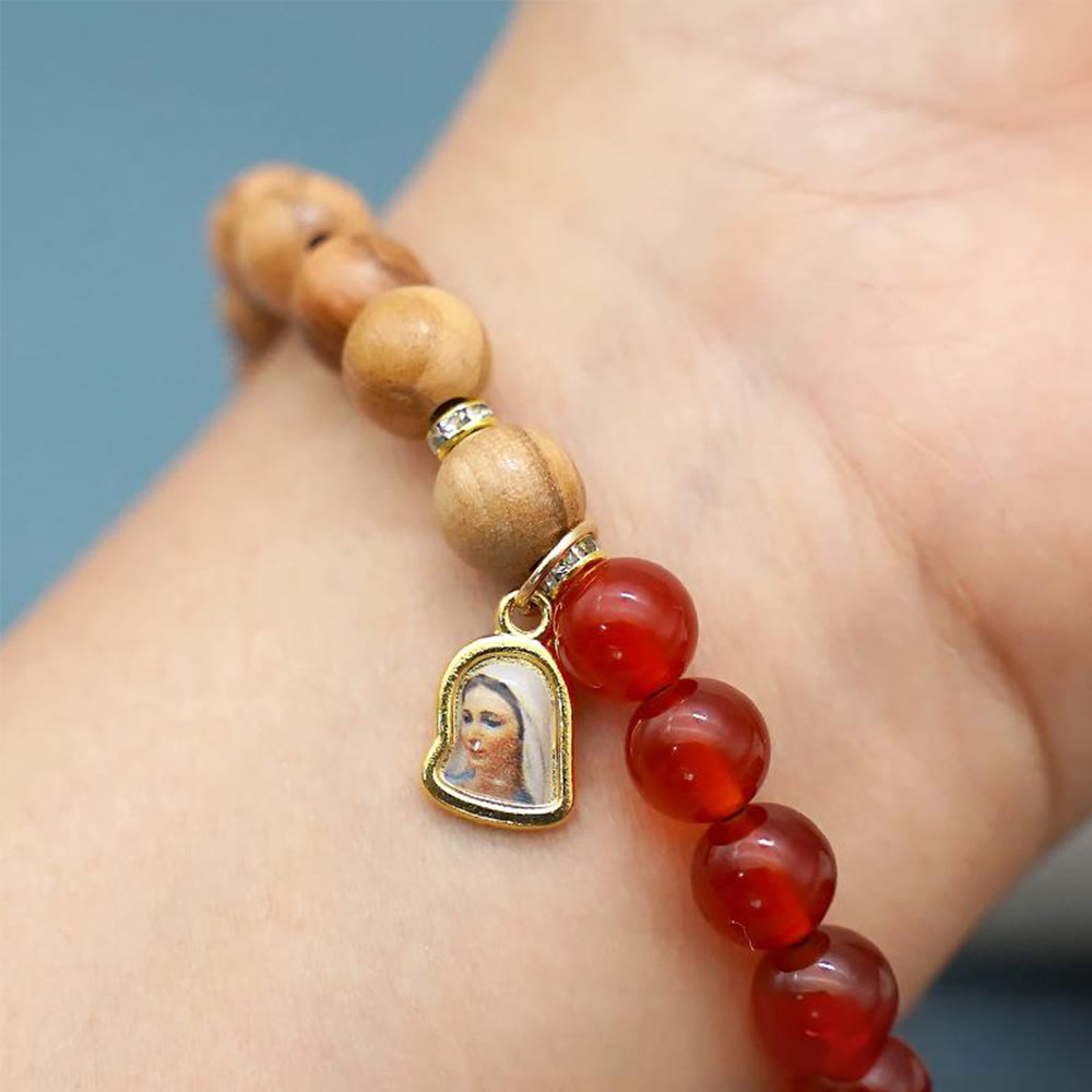 Pulseras de cuentas de ágata roja y calcedonia blanca con colgante de Nuestra Señora: Una muestra de devoción