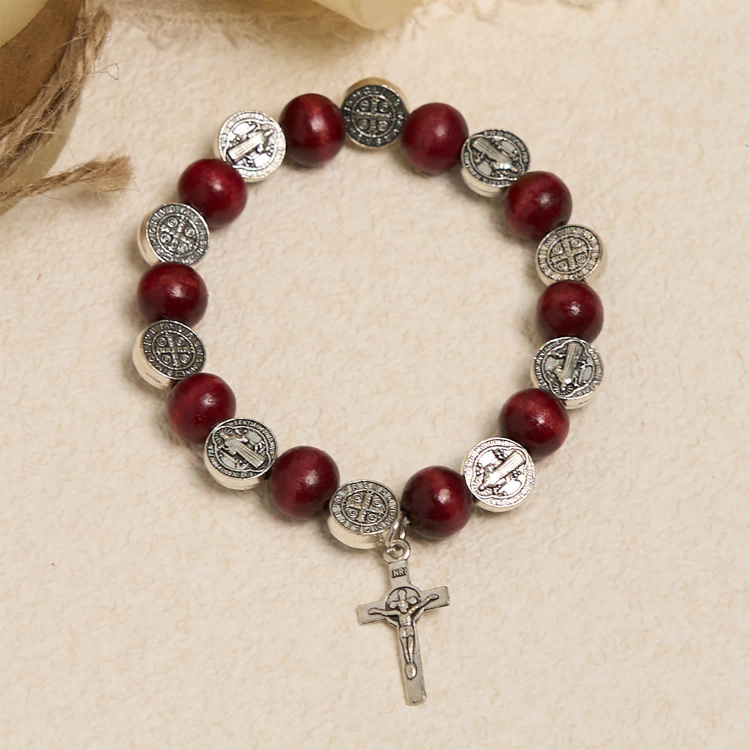 Pulsera de Cuentas Rojas y Colgante de San Benito Estilo Vintage: Preciado Símbolo de Guía Divina