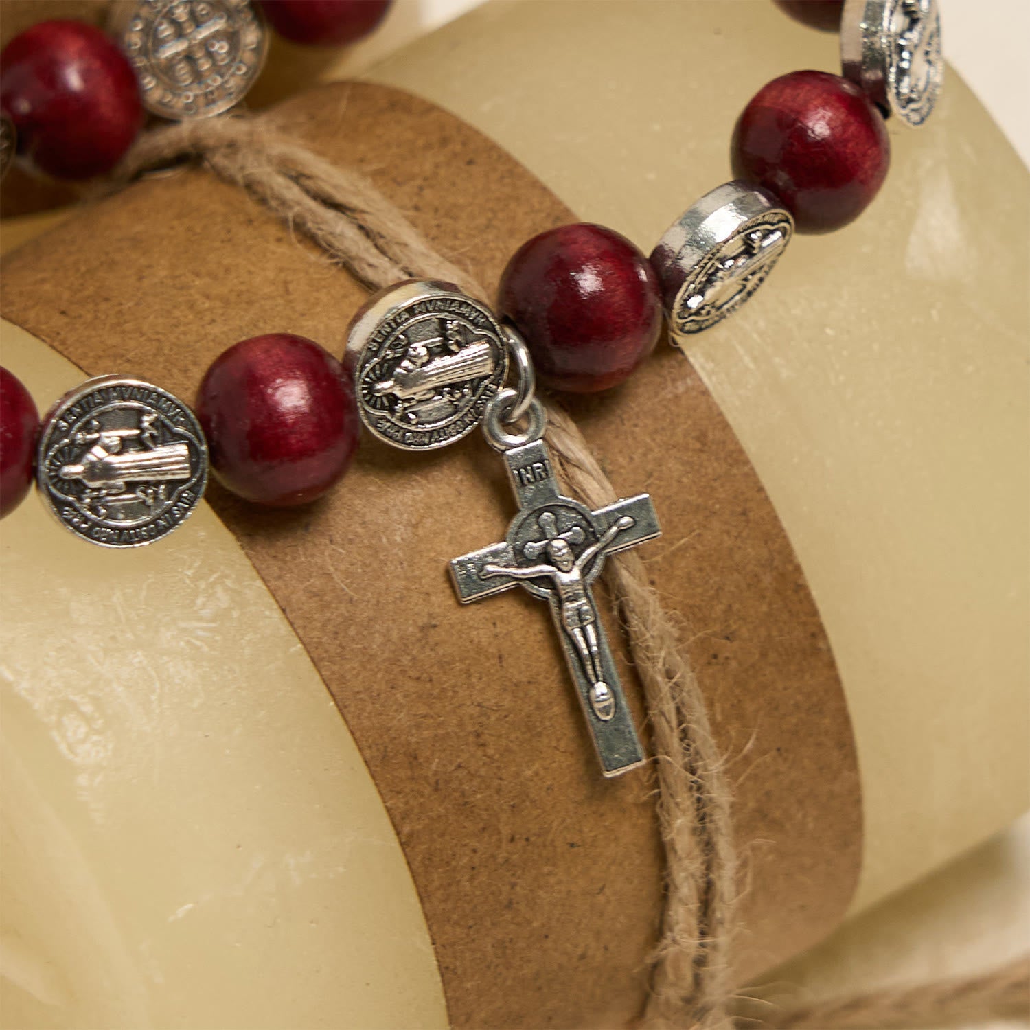 Pulsera de Cuentas Rojas y Colgante de San Benito Estilo Vintage: Preciado Símbolo de Guía Divina
