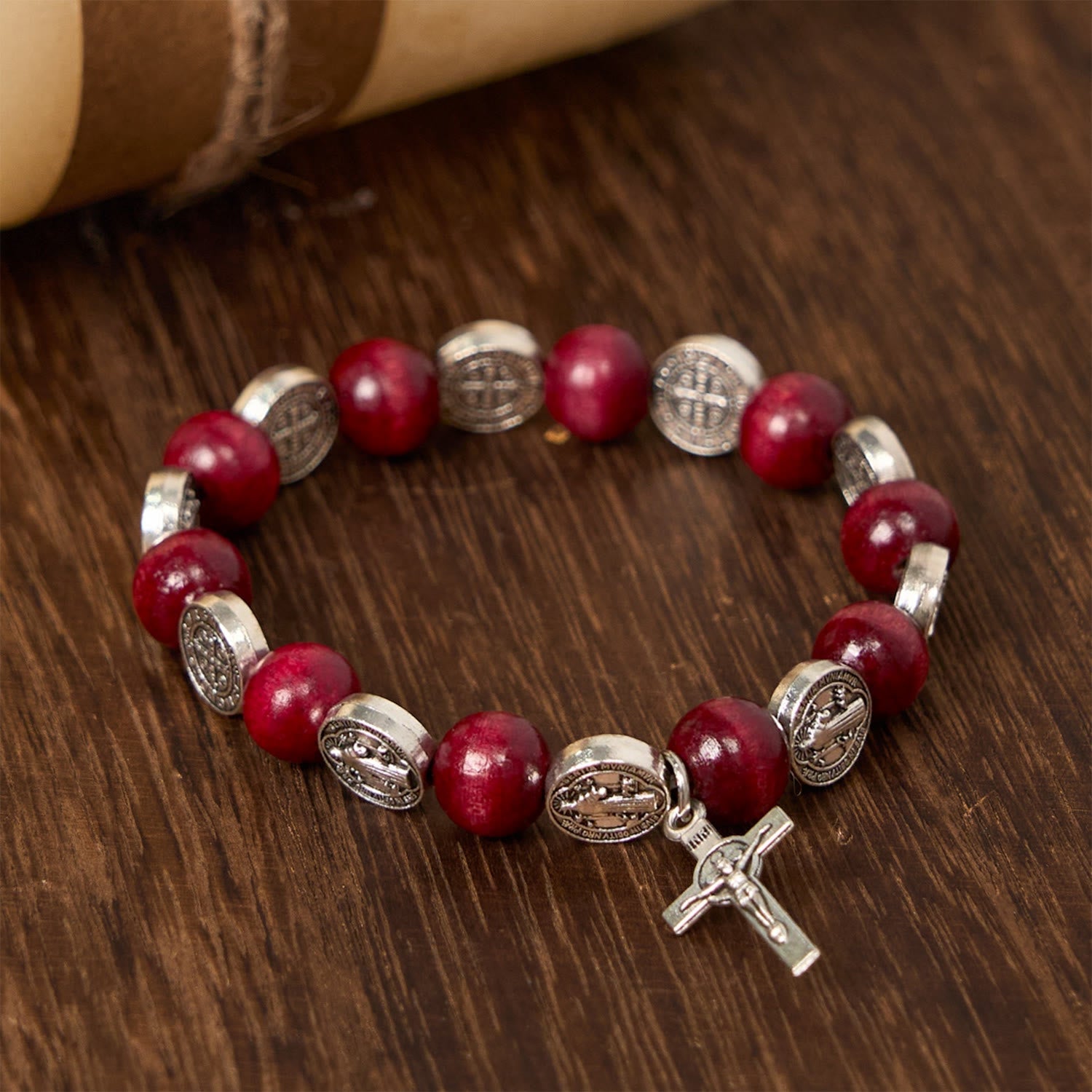 Pulsera de Cuentas Rojas y Colgante de San Benito Estilo Vintage: Preciado Símbolo de Guía Divina
