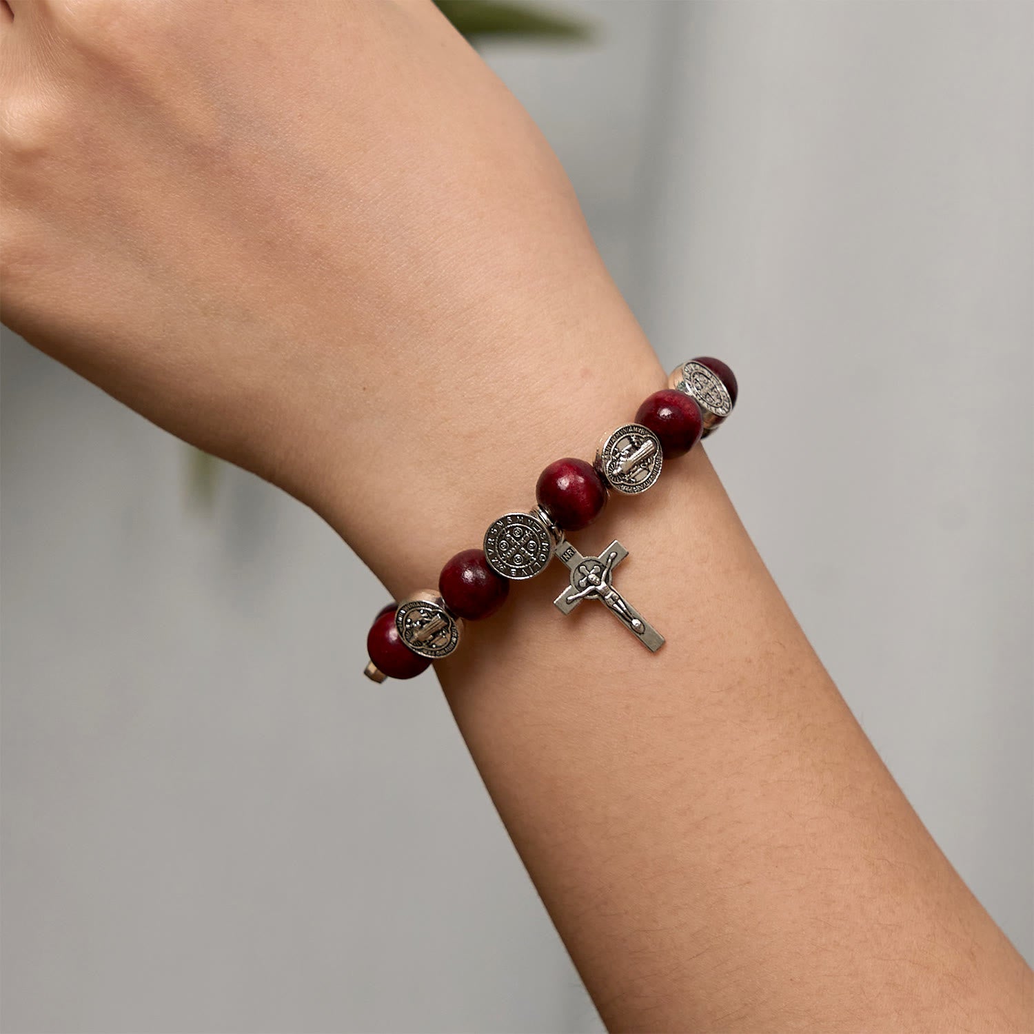Pulsera de Cuentas Rojas y Colgante de San Benito Estilo Vintage: Preciado Símbolo de Guía Divina
