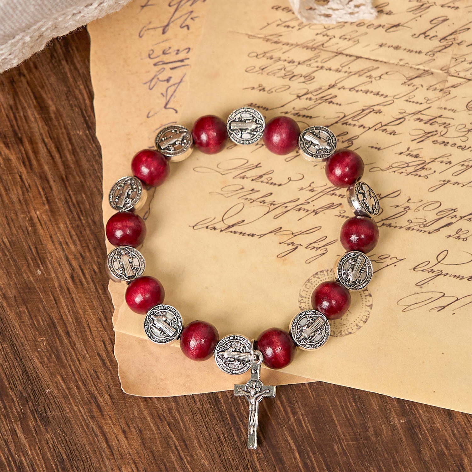 Pulsera de Cuentas Rojas y Colgante de San Benito Estilo Vintage: Preciado Símbolo de Guía Divina