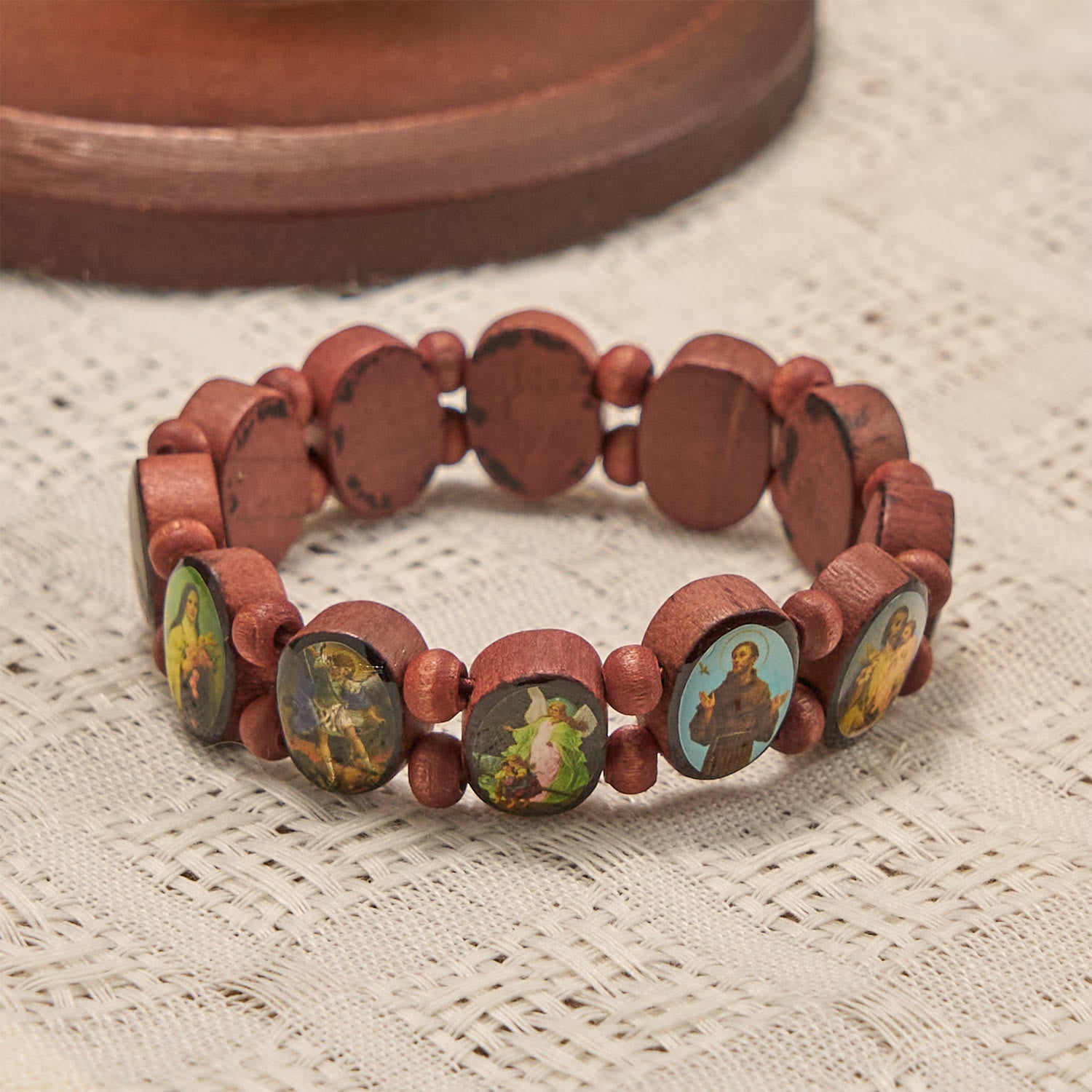 Pulsera elástica clásica de cuentas de madera con iconos de María, Jesús y santos