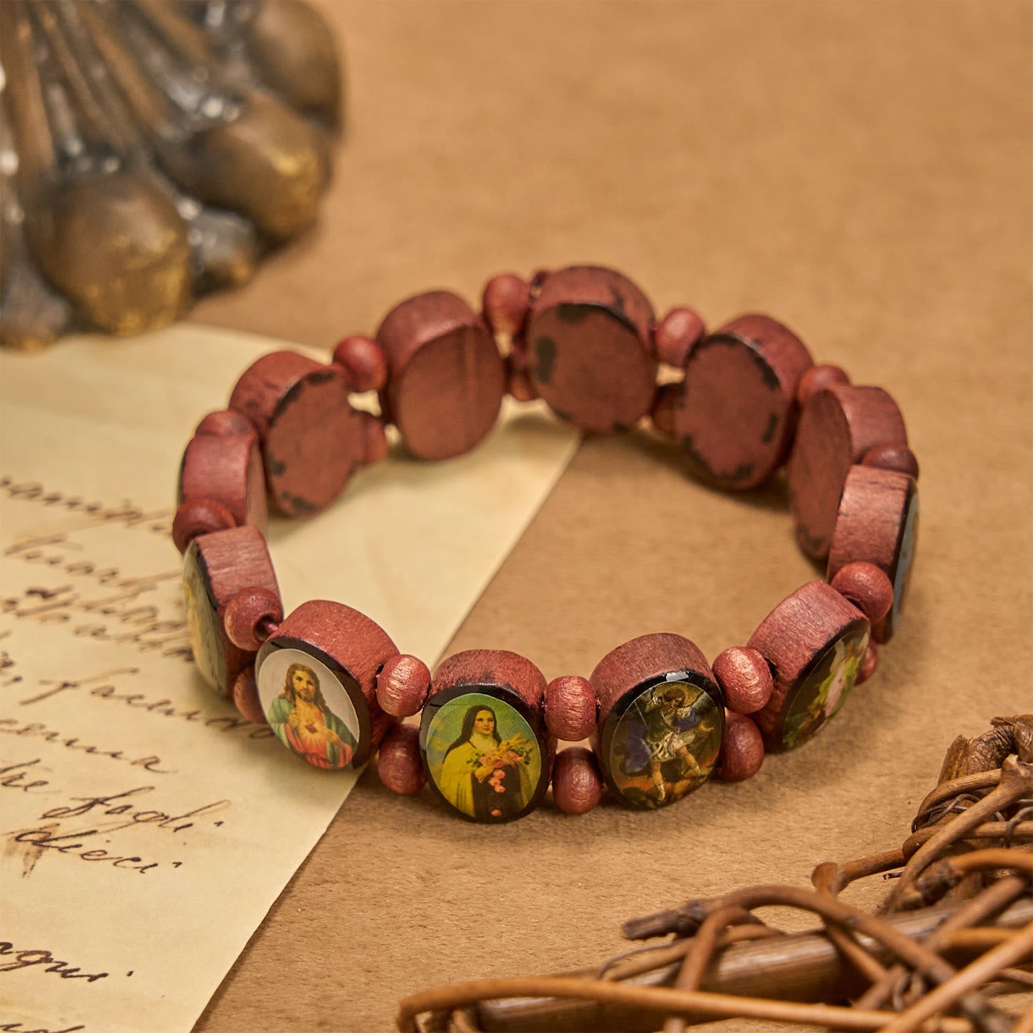 Pulsera elástica clásica de cuentas de madera con iconos de María, Jesús y santos