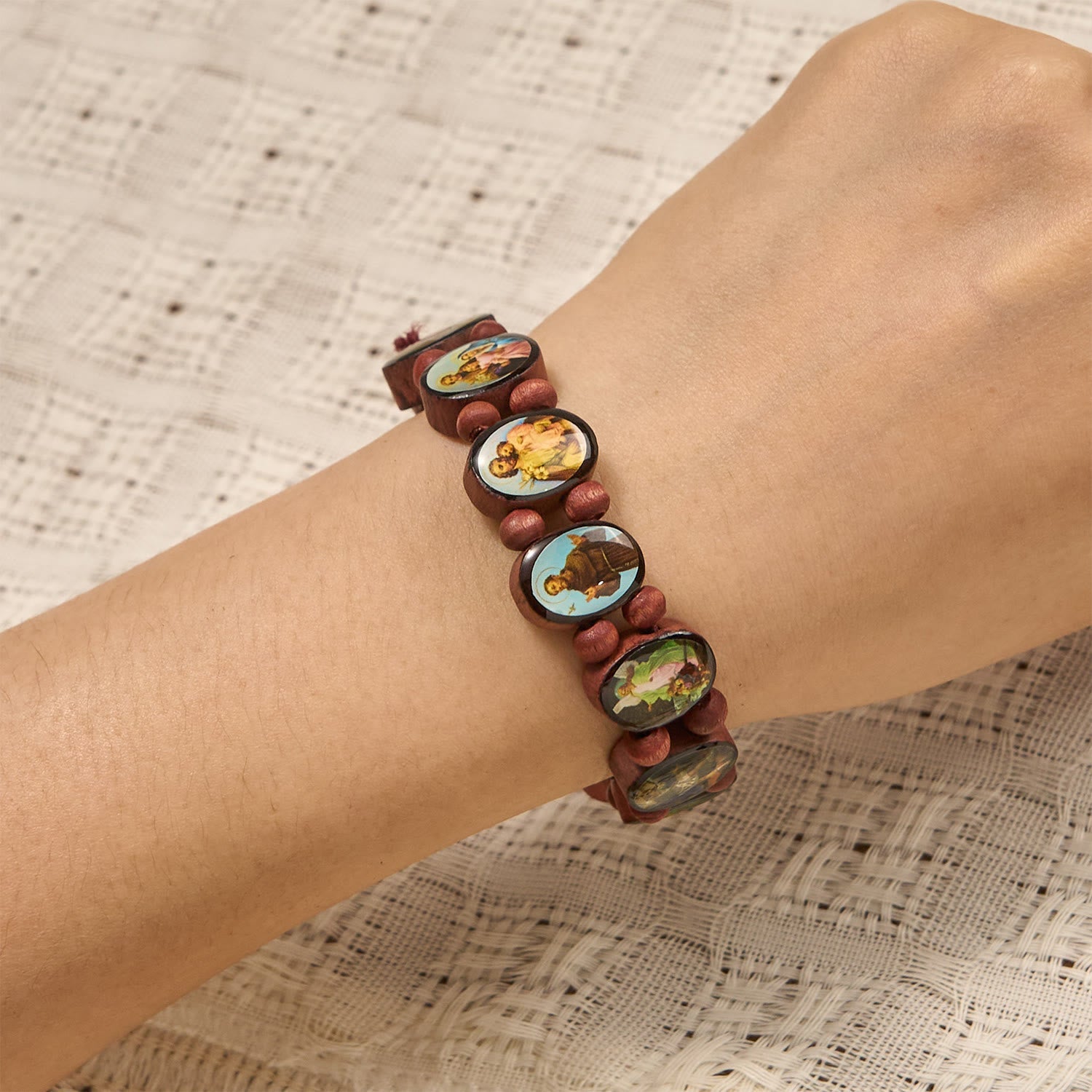 Pulsera elástica clásica de cuentas de madera con iconos de María, Jesús y santos