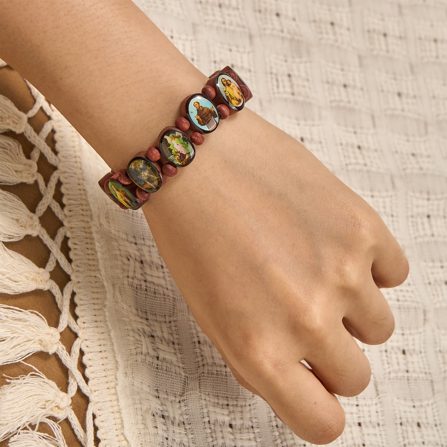 Pulsera elástica clásica de cuentas de madera con iconos de María, Jesús y santos