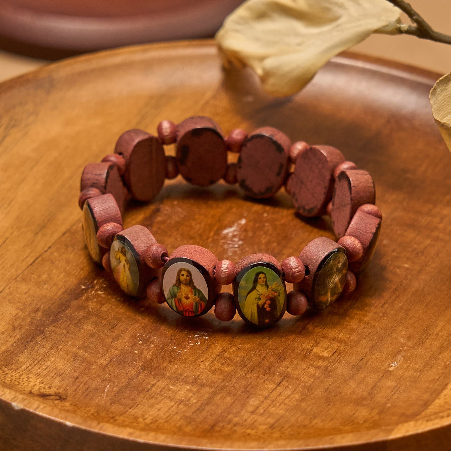 Pulsera elástica clásica de cuentas de madera con iconos de María, Jesús y santos