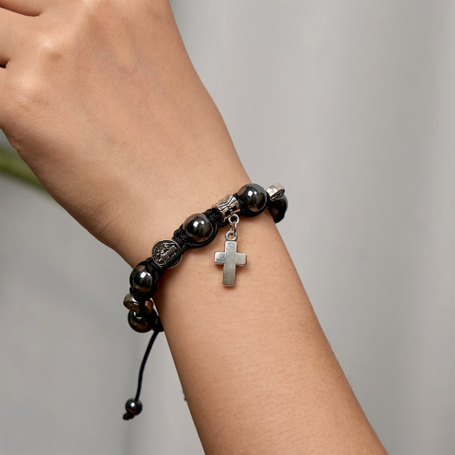 Pulsera de cuentas de hematita con cruz y San Benito: Solemne recordatorio de las raíces espirituales