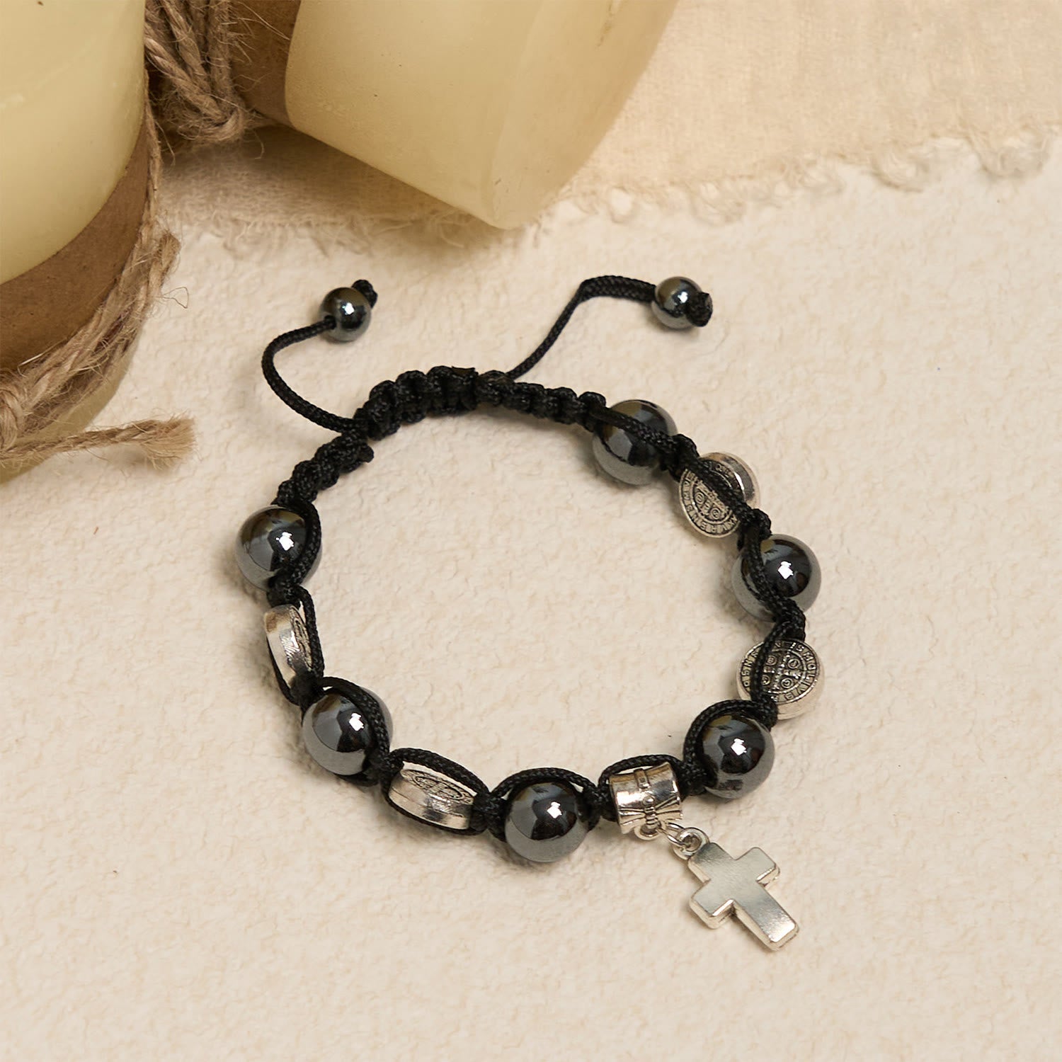 Pulsera de cuentas de hematita con cruz y San Benito: Solemne recordatorio de las raíces espirituales