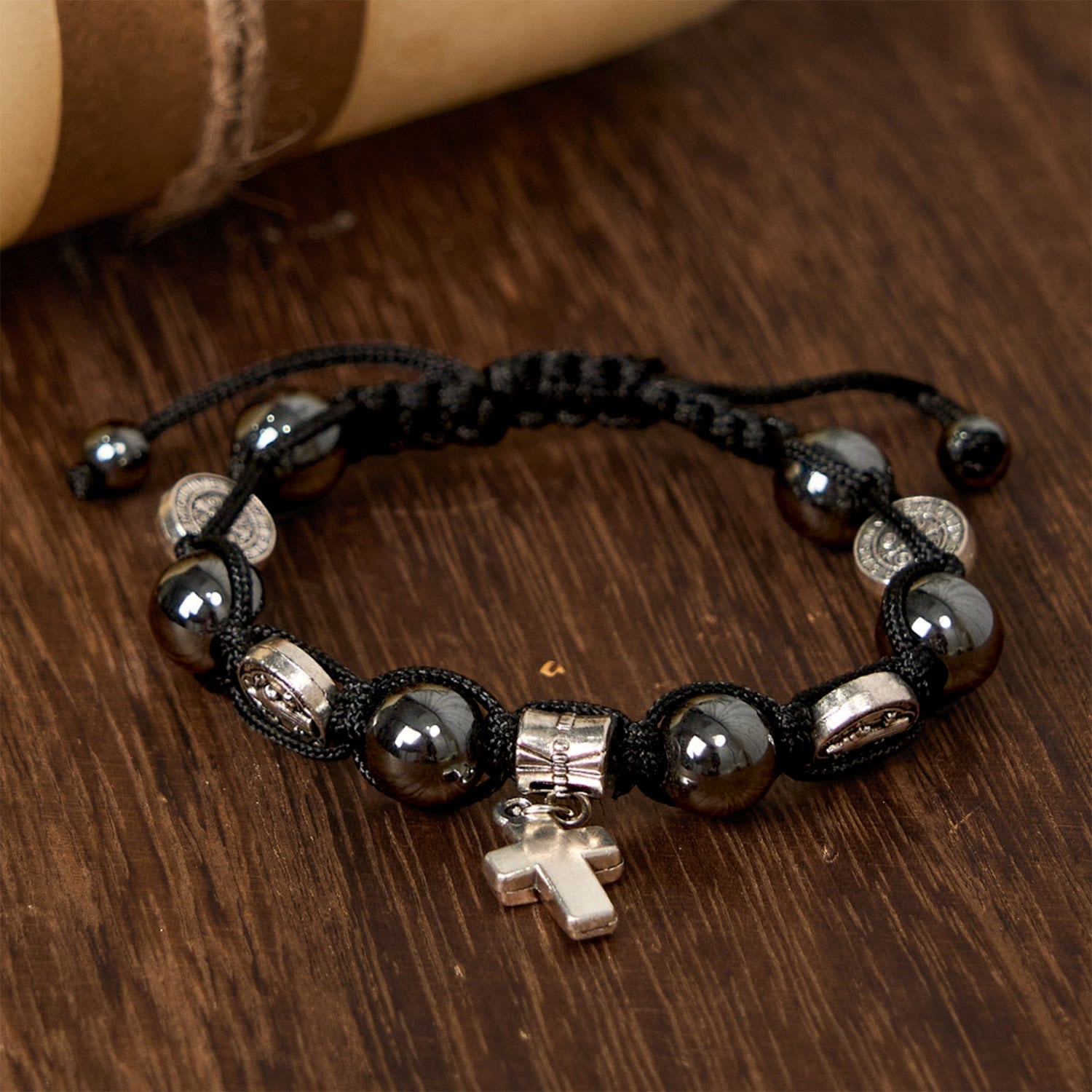 Pulsera de cuentas de hematita con cruz y San Benito: Solemne recordatorio de las raíces espirituales