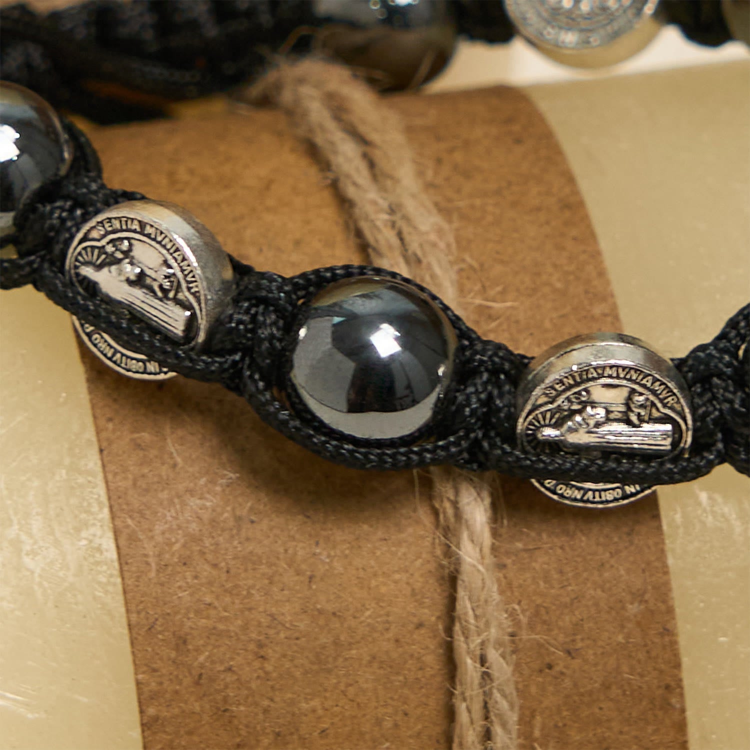 Pulsera de cuentas de hematita con cruz y San Benito: Solemne recordatorio de las raíces espirituales