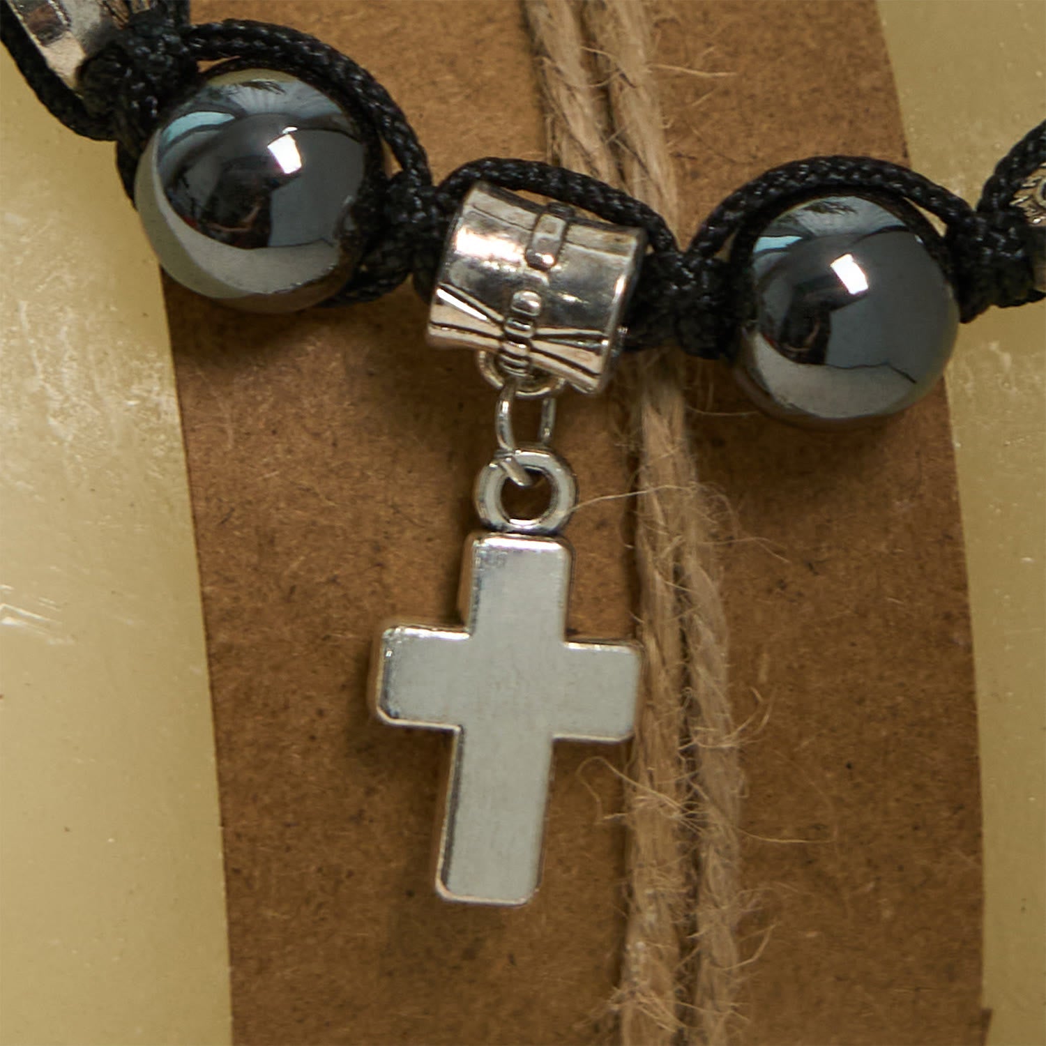 Pulsera de cuentas de hematita con cruz y San Benito: Solemne recordatorio de las raíces espirituales