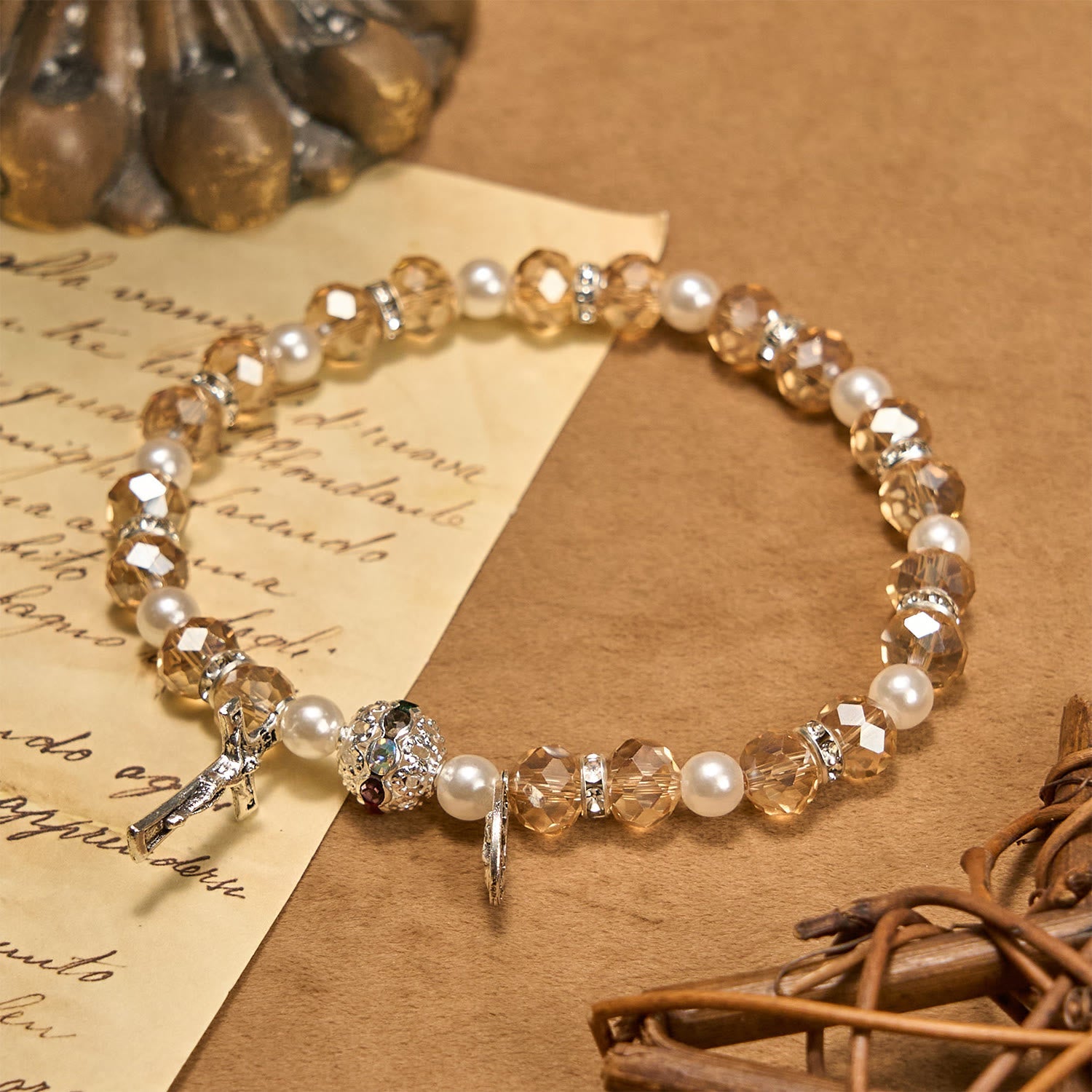 Pulsera elástica de cristal transparente moderno con crucifijo y medalla milagrosa: una declaración de fe contemporánea