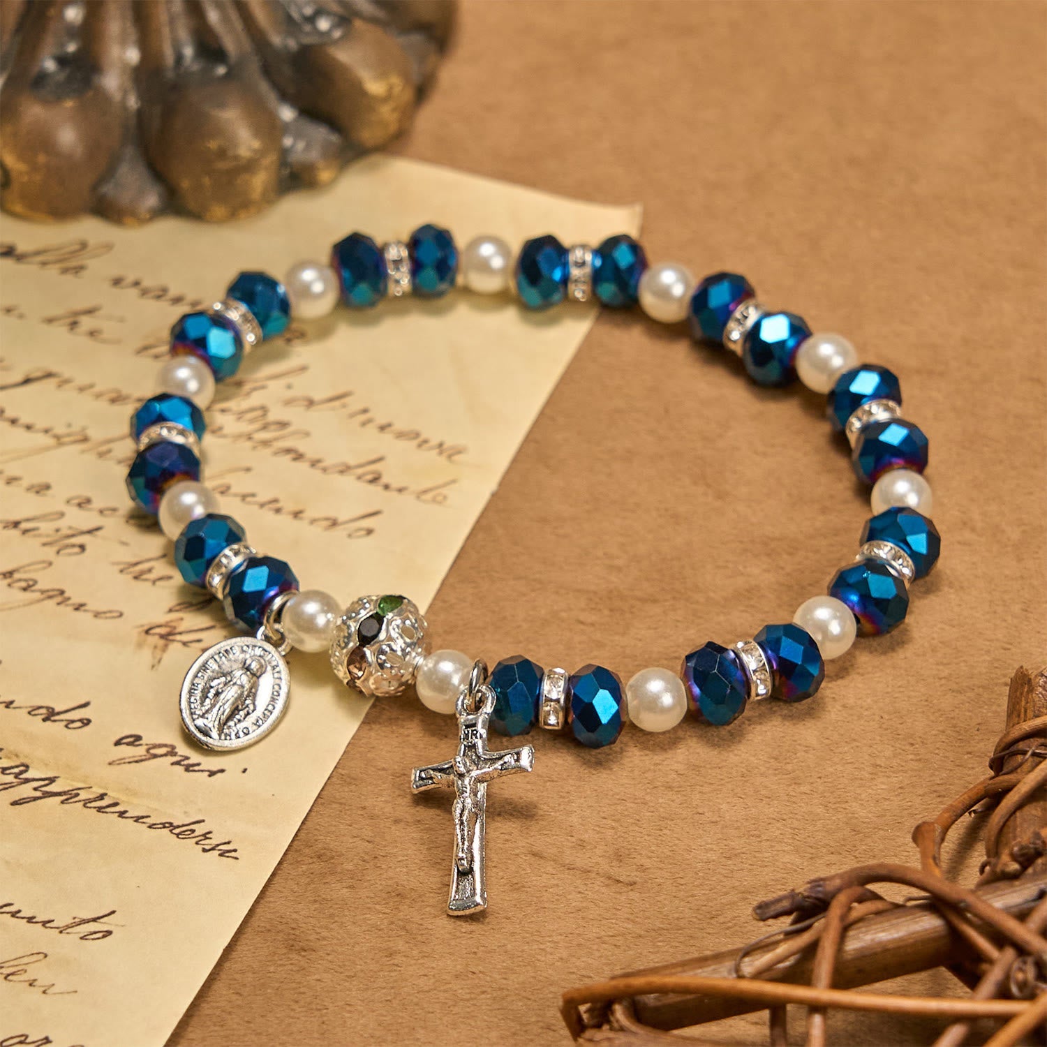 Pulsera elástica de cristal transparente moderno con crucifijo y medalla milagrosa: una declaración de fe contemporánea