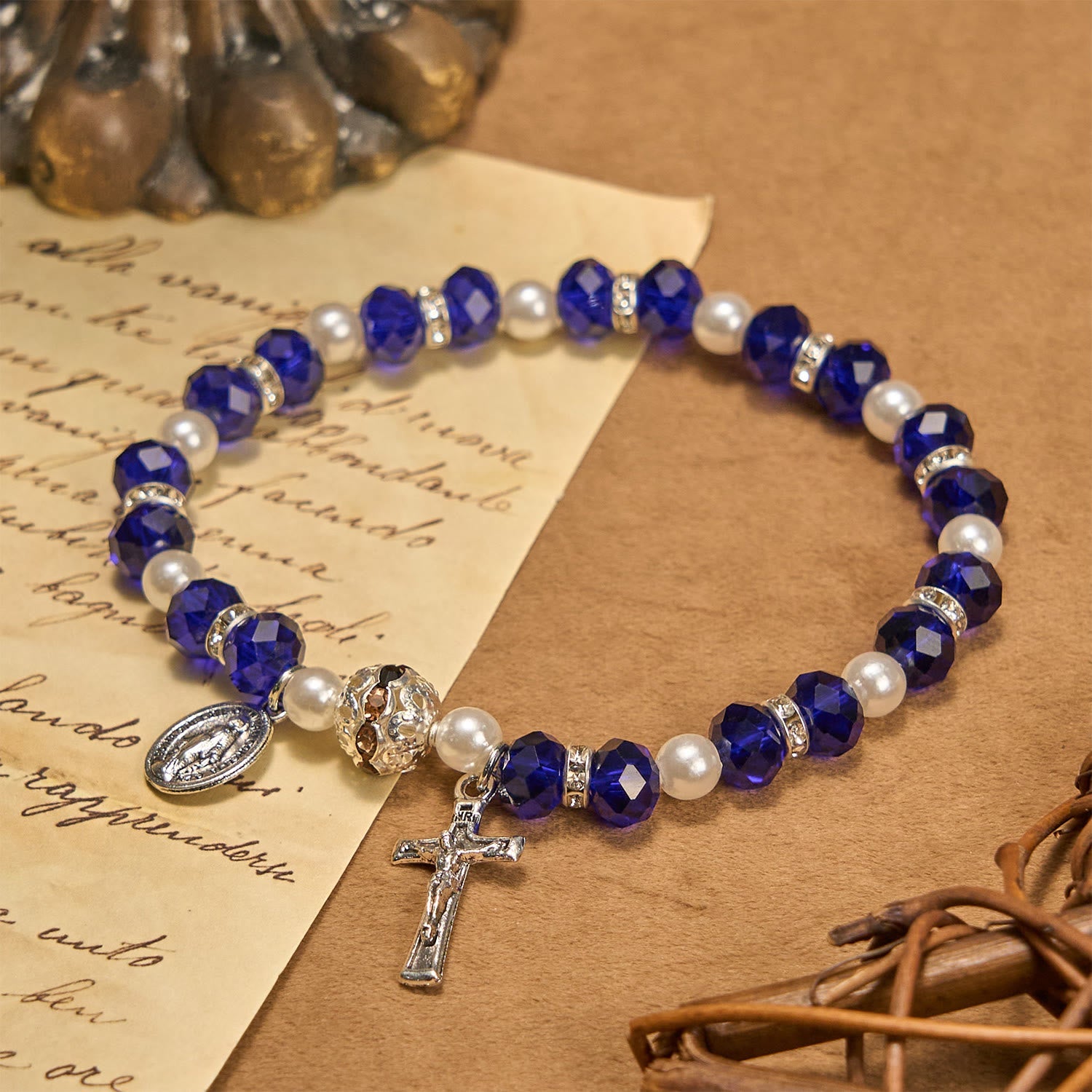 Pulsera elástica de cristal transparente moderno con crucifijo y medalla milagrosa: una declaración de fe contemporánea