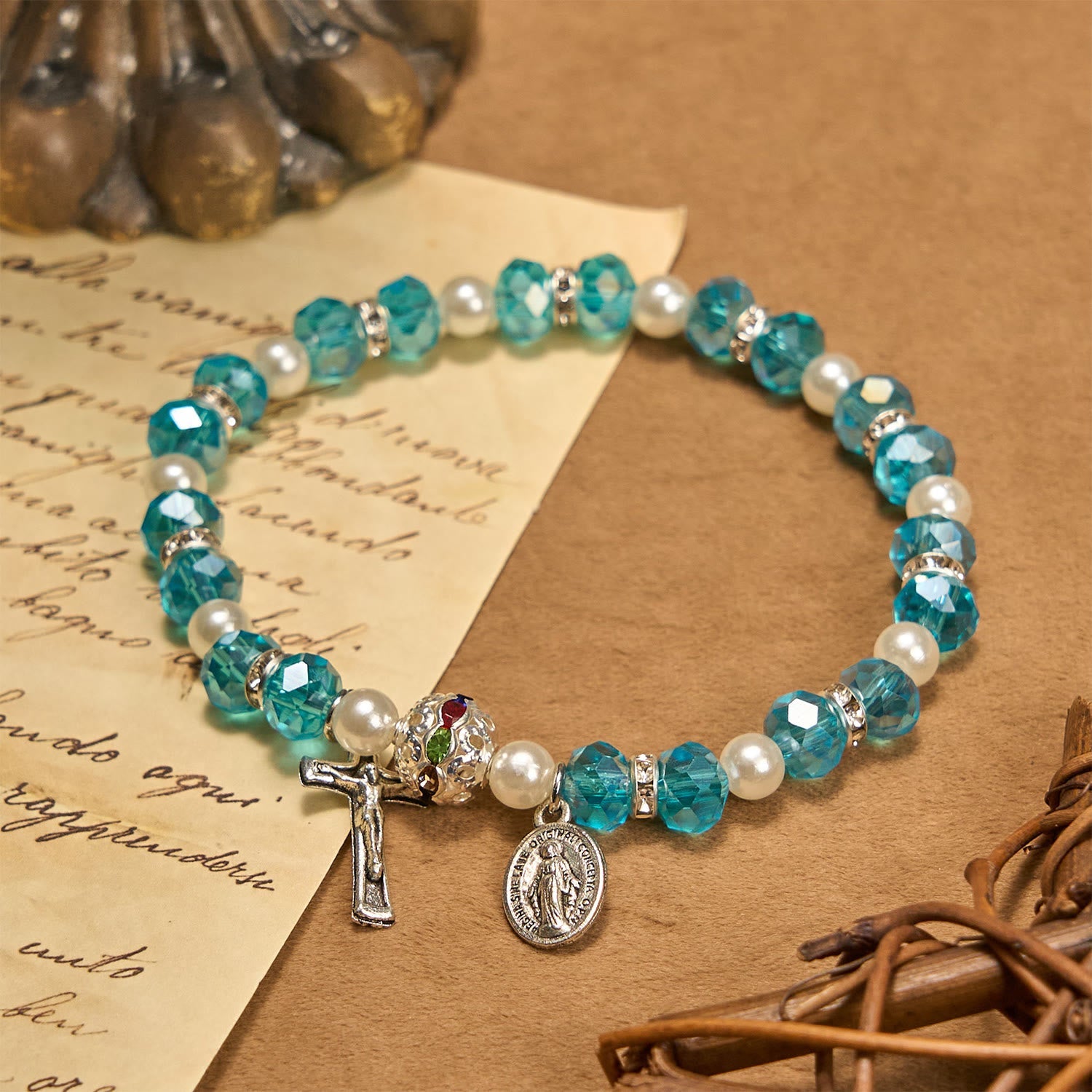Pulsera elástica de cristal transparente moderno con crucifijo y medalla milagrosa: una declaración de fe contemporánea