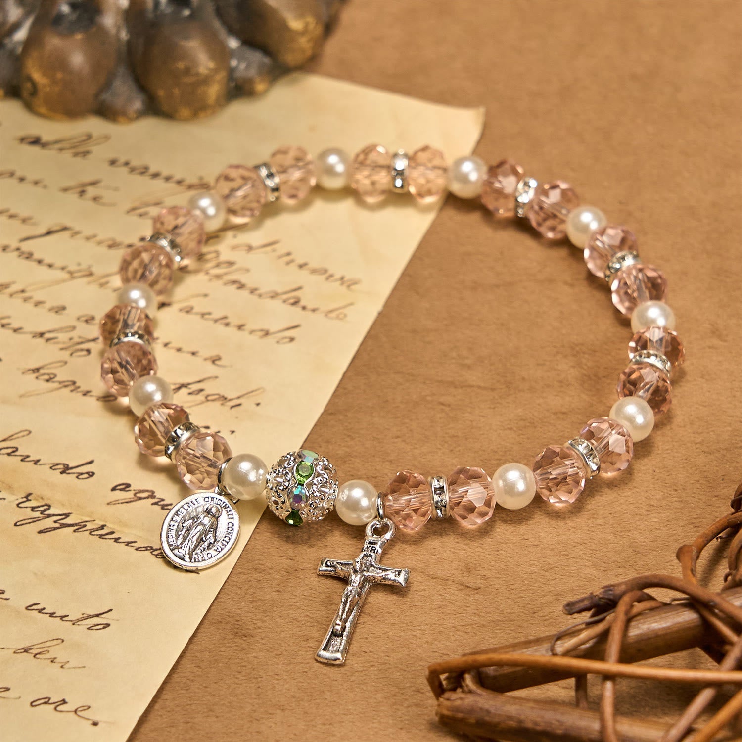 Pulsera elástica de cristal transparente moderno con crucifijo y medalla milagrosa: una declaración de fe contemporánea