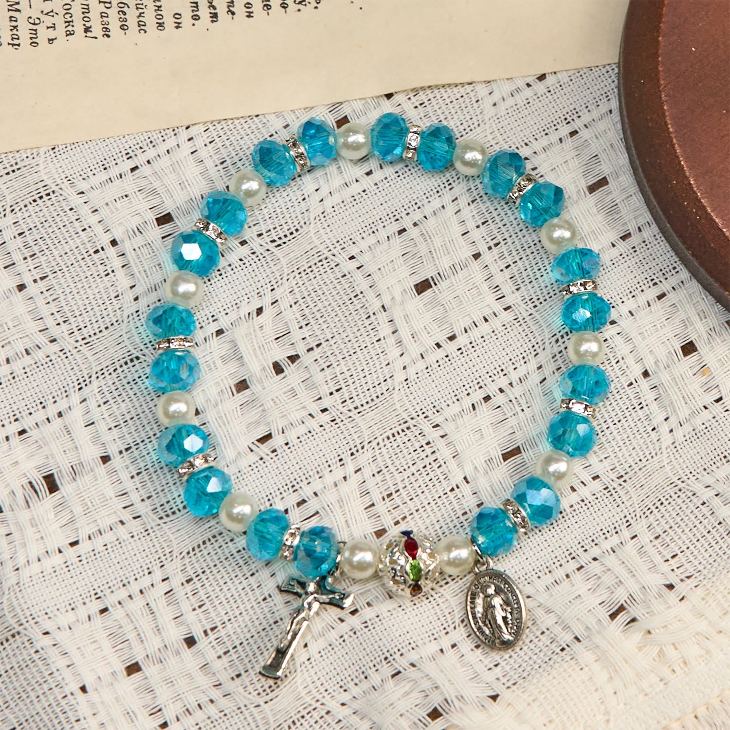 Pulsera elástica de cristal transparente moderno con crucifijo y medalla milagrosa: una declaración de fe contemporánea