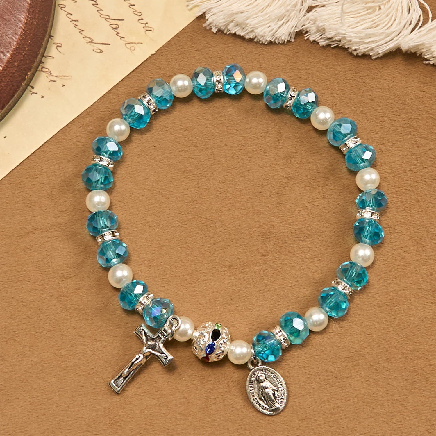 Pulsera elástica de cristal transparente moderno con crucifijo y medalla milagrosa: una declaración de fe contemporánea