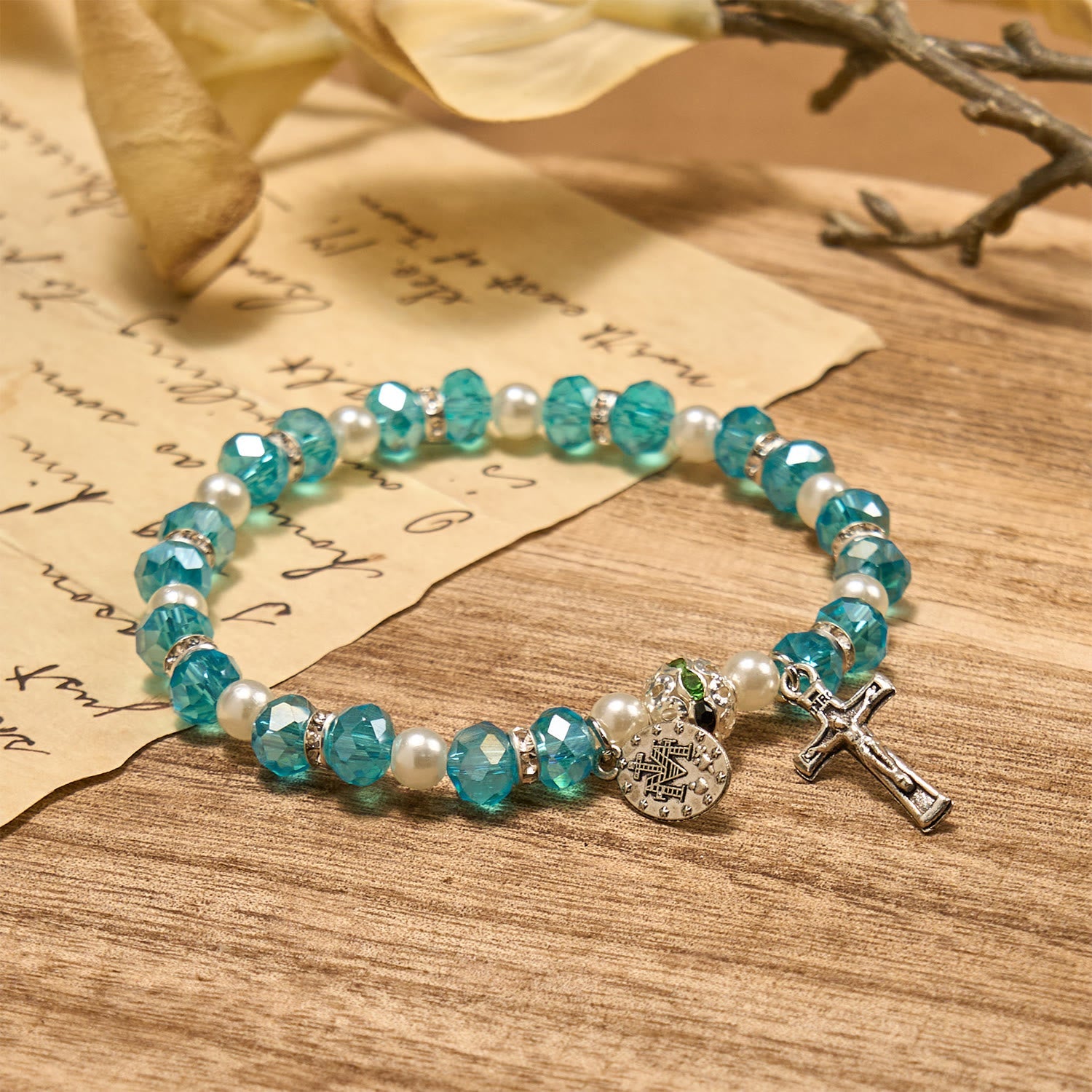 Pulsera elástica de cristal transparente moderno con crucifijo y medalla milagrosa: una declaración de fe contemporánea