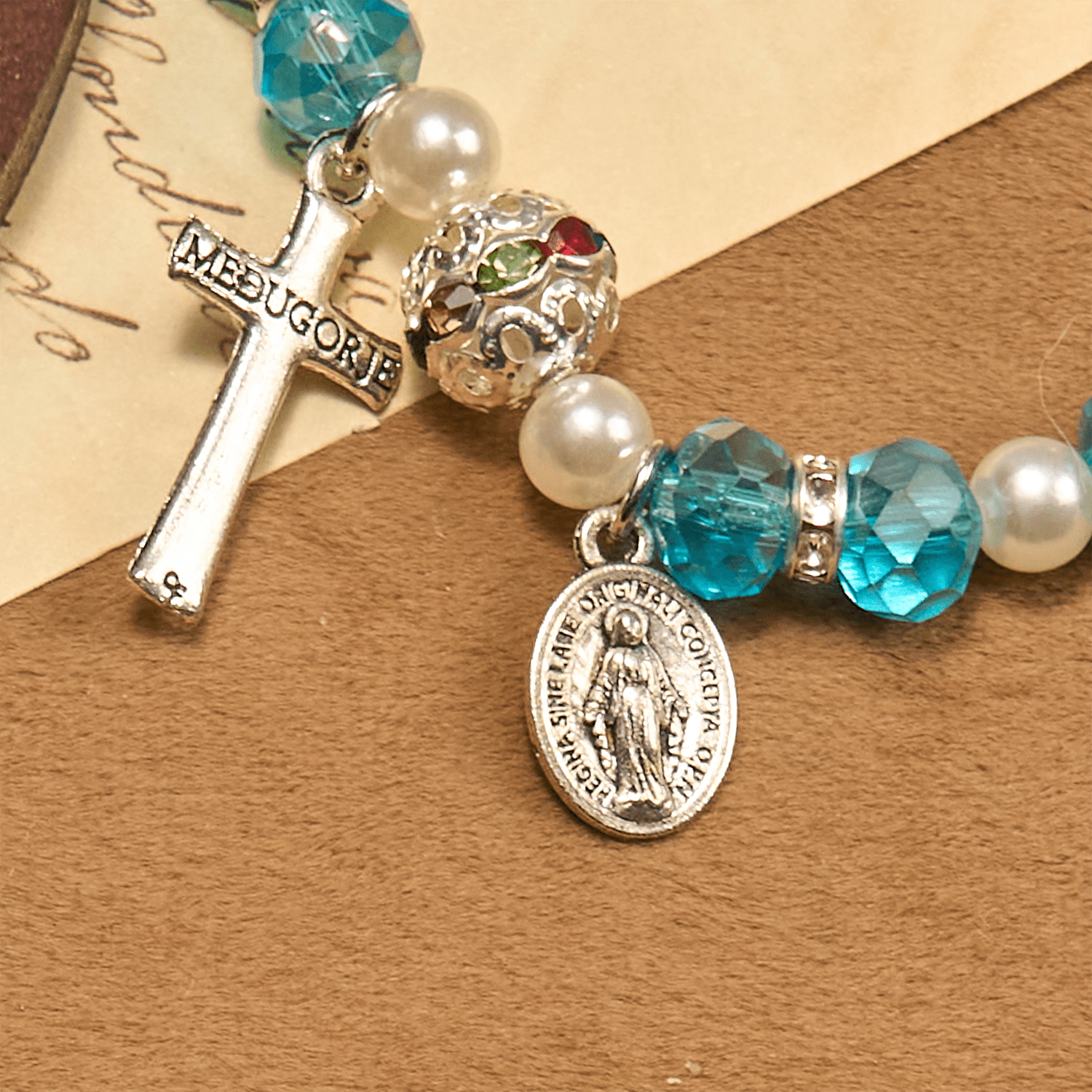 Pulsera elástica de cristal transparente moderno con crucifijo y medalla milagrosa: una declaración de fe contemporánea