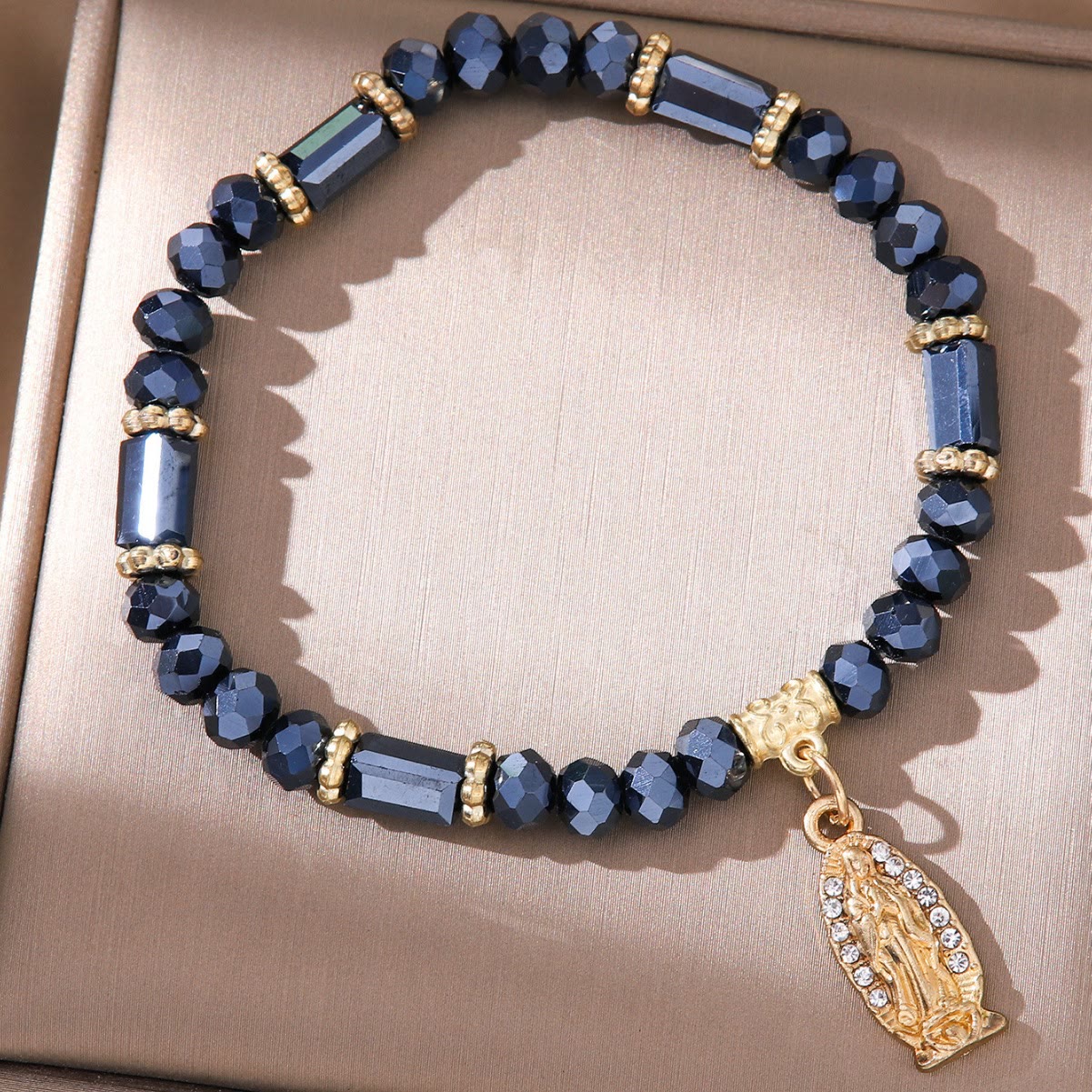 Pulsera romántica de cristal transparente multicolor con medalla milagrosa dorada y de diamantes