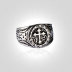 Anillo de plata clásico con intrincados grabados: reliquia de fe hecha a mano