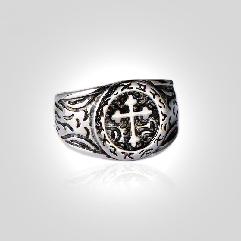 Anillo de plata clásico con intrincados grabados: reliquia de fe hecha a mano