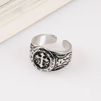 Anillo de plata clásico con intrincados grabados: reliquia de fe hecha a mano