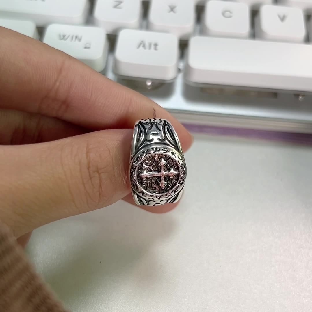 Anillo de plata clásico con intrincados grabados: reliquia de fe hecha a mano