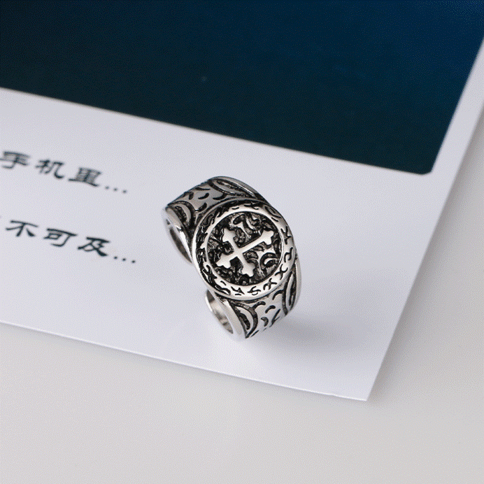 Anillo de plata clásico con intrincados grabados: reliquia de fe hecha a mano